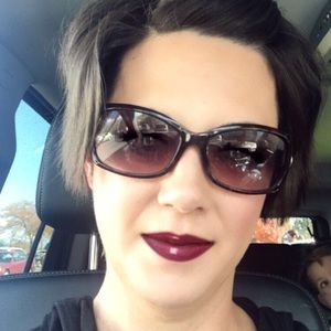 Meet your Posher, Adrienne